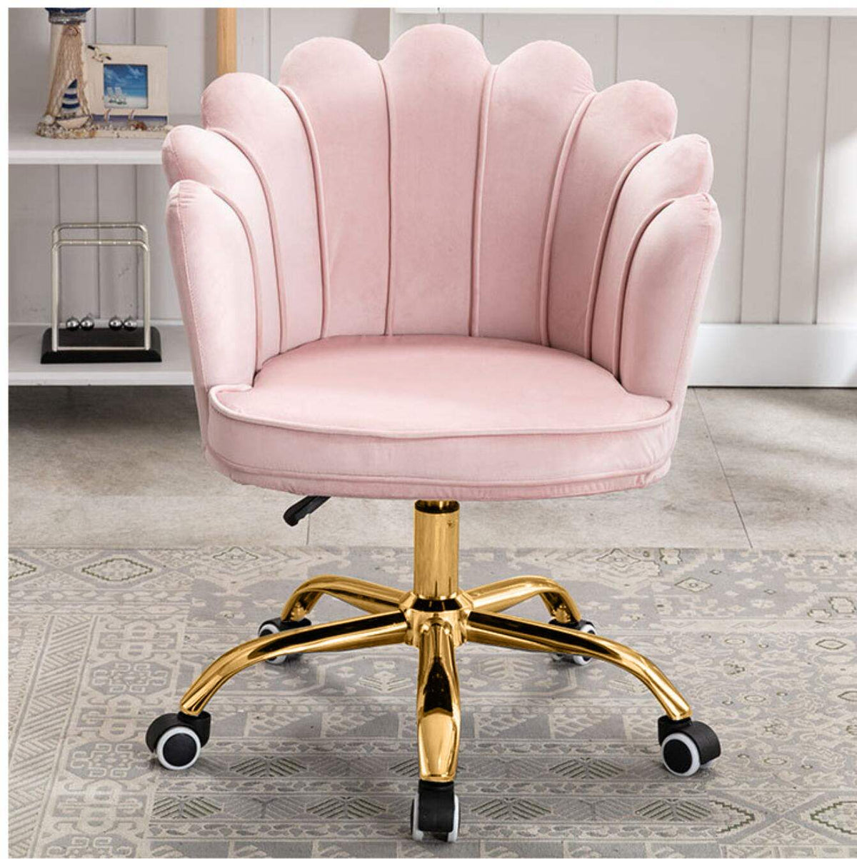 Velvet Schelp Bureaustoel roze met goudkleurig onderstel en verstelbare hoogte