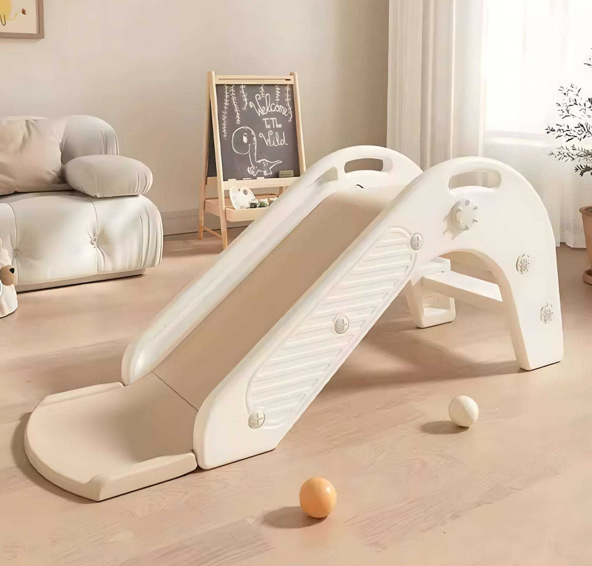 Glijbaan Peuter Basic in crème en beige kunststof, met brede glijbaan, antislip treden en stevige gebogen zijkanten.