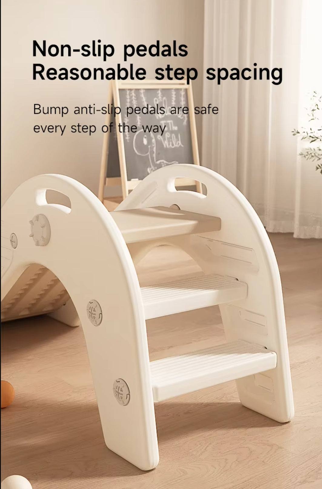 Glijbaan Peuter Basic in crèmekleurig kunststof met brede treden, antislipreliëf en afgeronde zijpanelen met handgrepen.