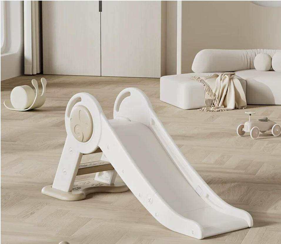 Glijbaan Peuter Basic Modern Inklapbaar - Beige in wit kunststof, met gladde glijbaan, ronde zijkanten en brede voetsteunen.