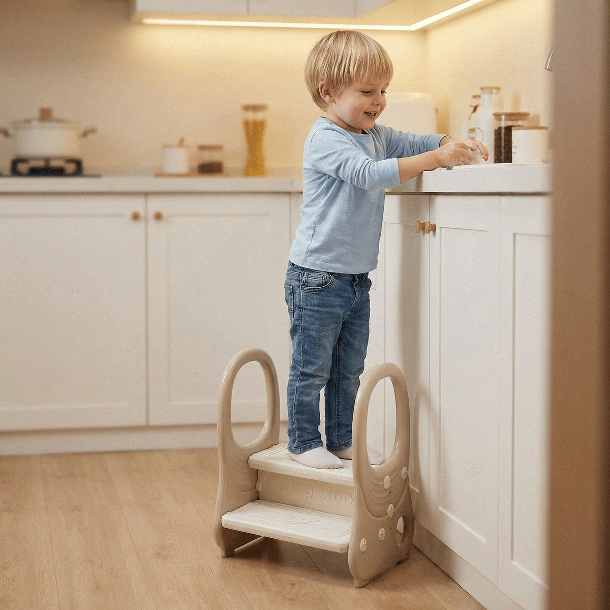 Kind gebruikt veilig opstapjes voor kinderen bij het aanrecht voor zelfstandigheid in huis