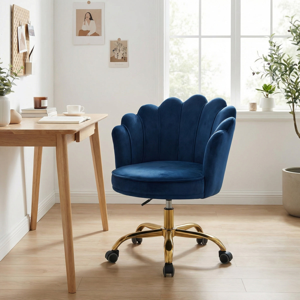 Velvet Schelp Bureaustoel Blauw met Goudkleurig onderstel | Russle