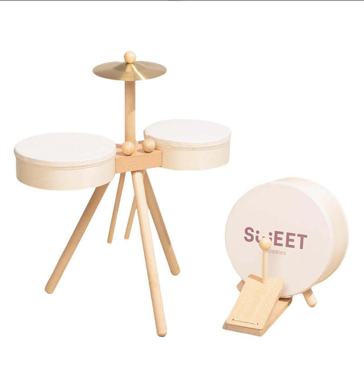 Houten Drumset in lichtbeige hout met twee trommels, een goudkleurig bekken en een losse voetdrum met pedaal.