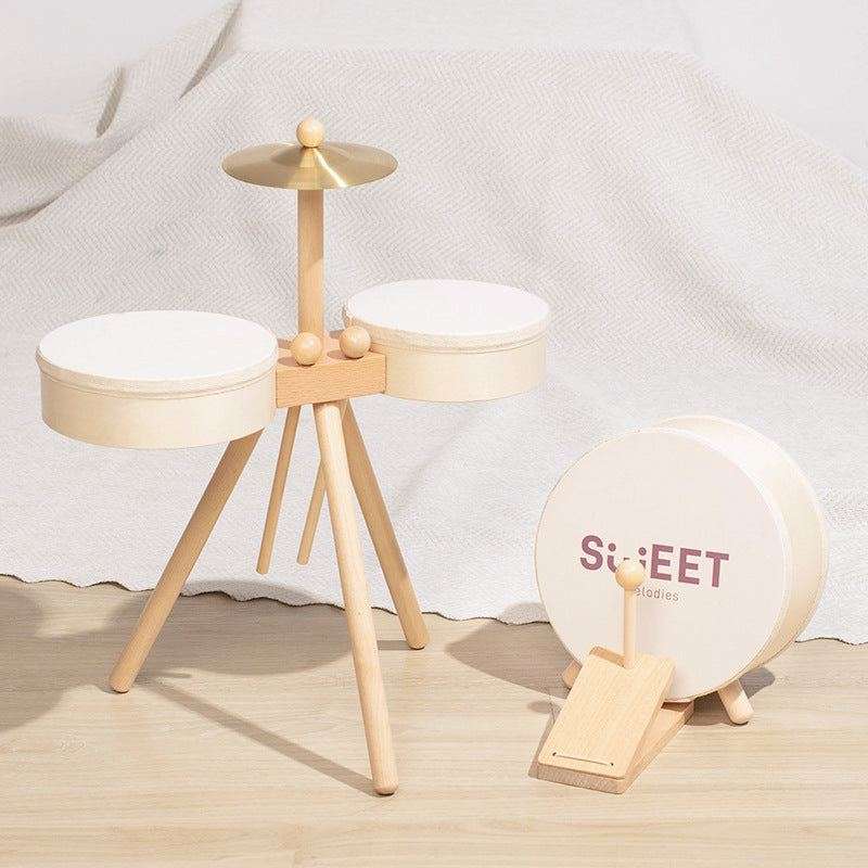 Houten Drumset in naturel hout met crèmekleurige trommelvellen, twee trommels en een metalen bekken
